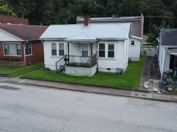 119 5th Ave, Montgomery, WV 25136