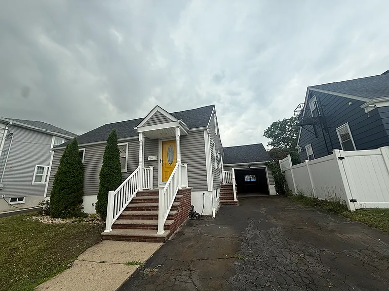 211 Bradford Ave — Photo 12