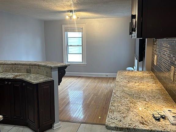3rd image of 8 Waverly St Floor 2