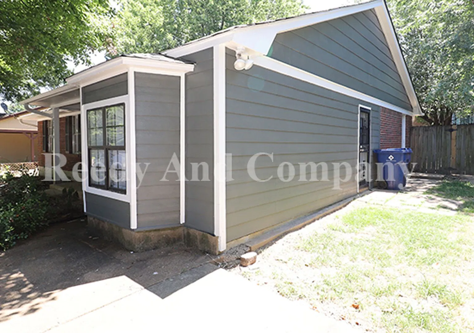 Welcome to 3285 Mayfair Drive! — Photo 3