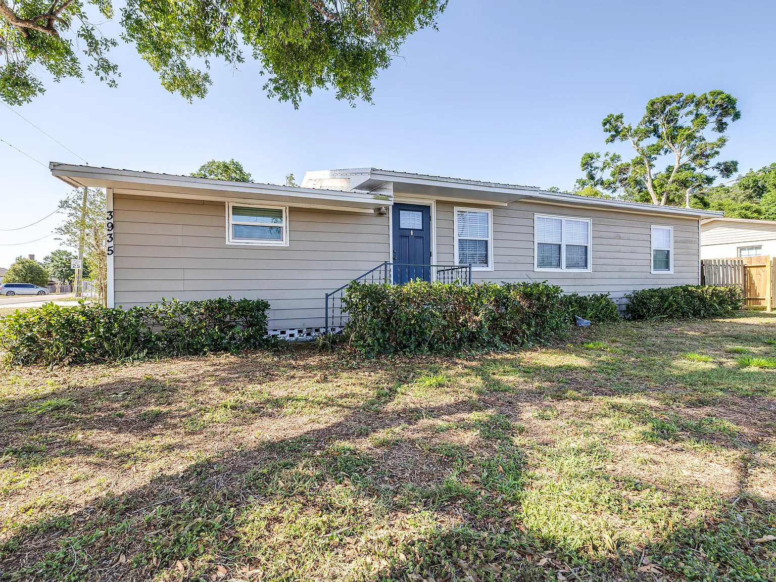3 bed, 1200 sqft, $1,575 — Photo 1