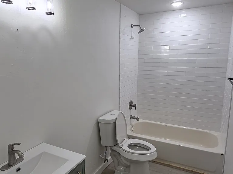 704 W Avenue B — Photo 15