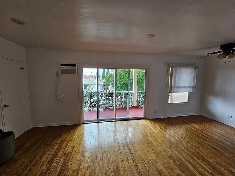 2302 Oak St #3 — Photo 10