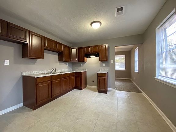 3rd image of 346 Flynn Rd