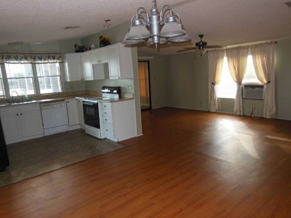 4th image of 515 Bluff Dr