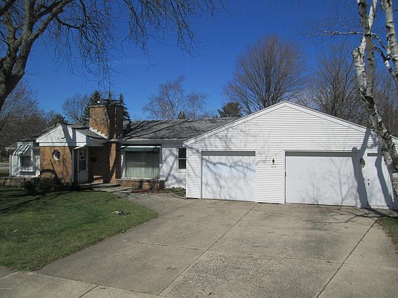2nd image of 815 Northlawn St NE