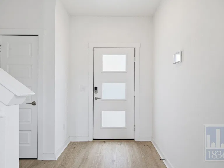 10925 Tildon Ave — Photo 2