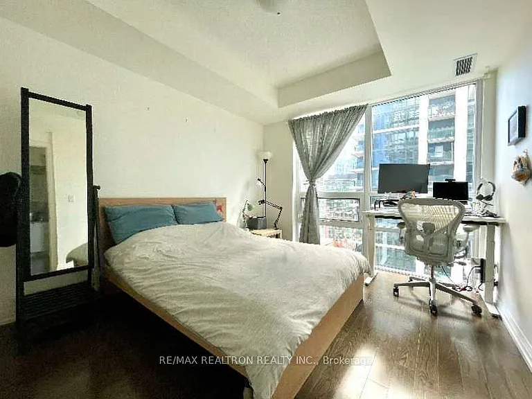 460 Adelaide St E #1516 — Photo 3