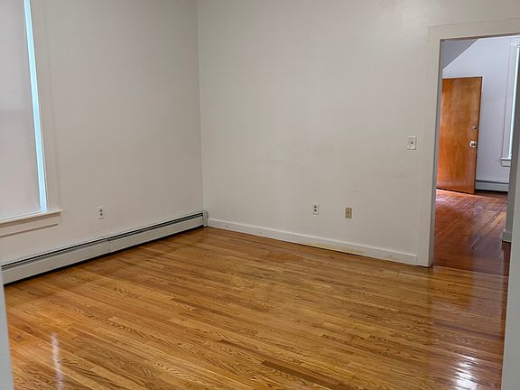 3rd image of 15 Rill St Floor 1