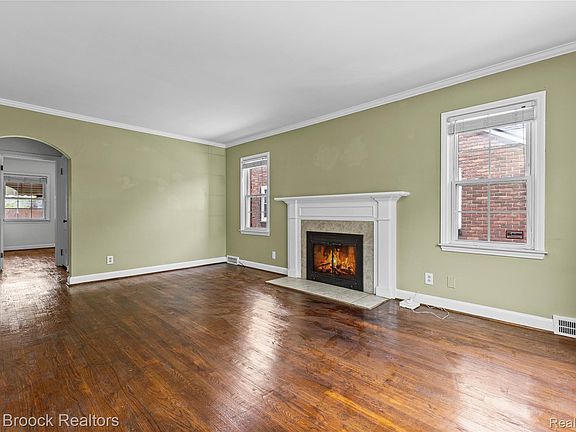 4th image of 4391 Bishop St