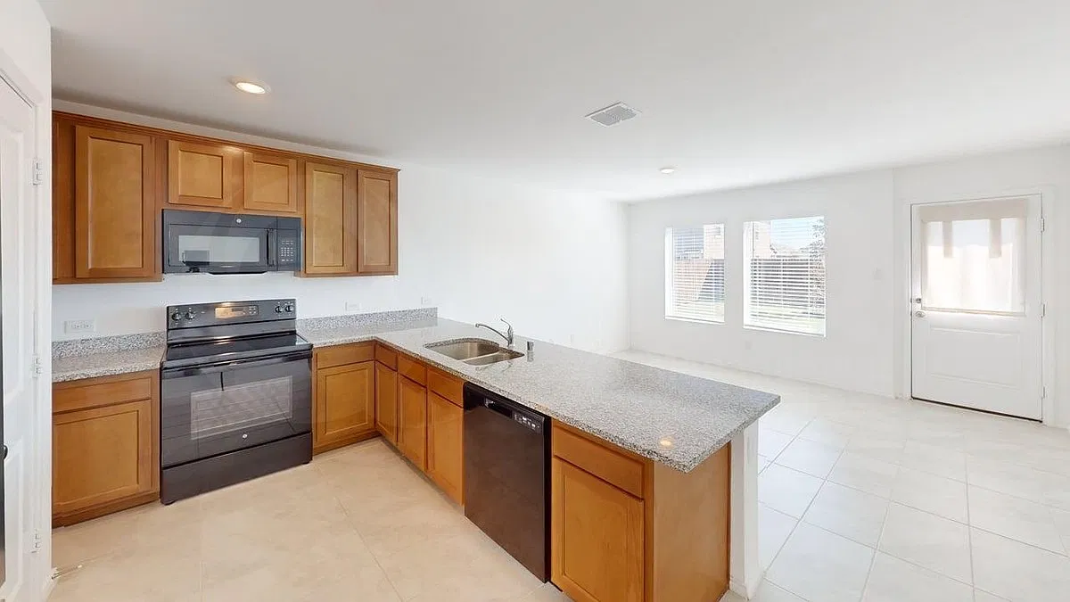 3 bed, 2.5 bath, 1213 sqft, $1,750 — Photo 1
