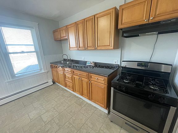 2nd image of 1088-1090 Lonsdale Ave #3