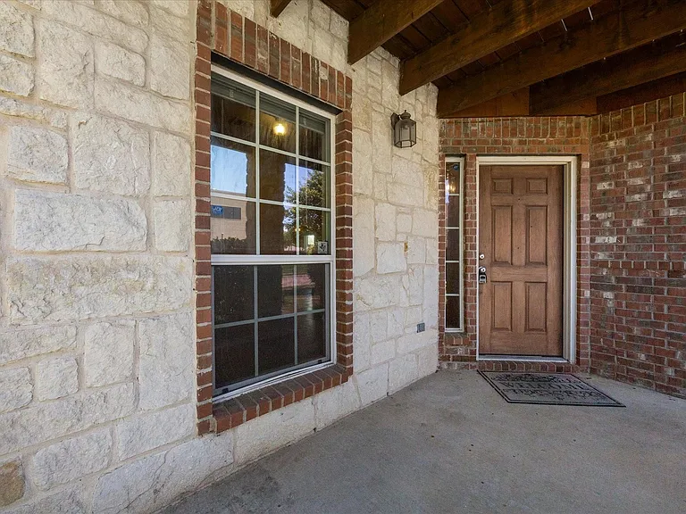 1100 Camelot Dr — Photo 6