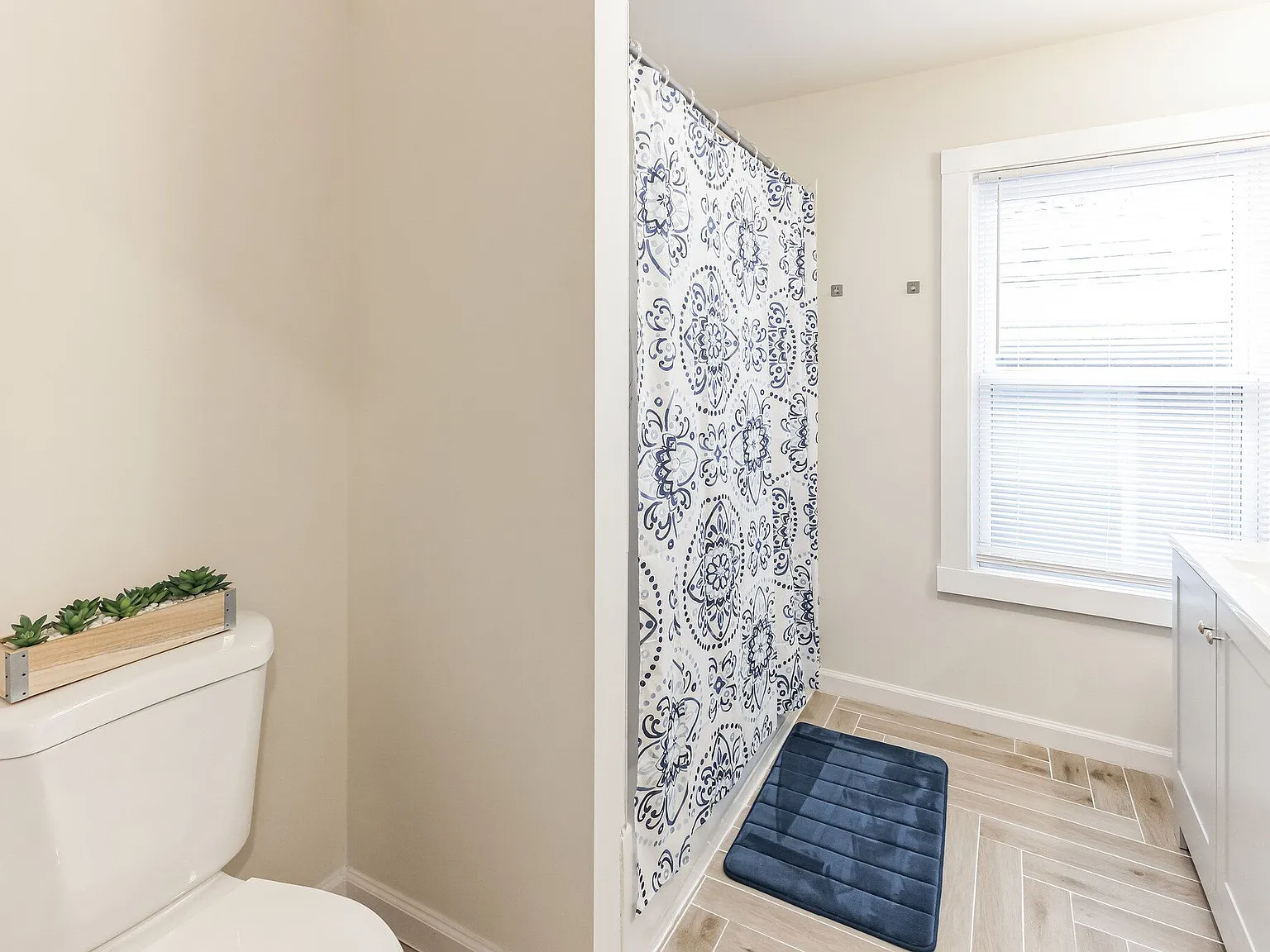 3 bed, 1.5 bath, 1176 sqft, $1,975 — Photo 4