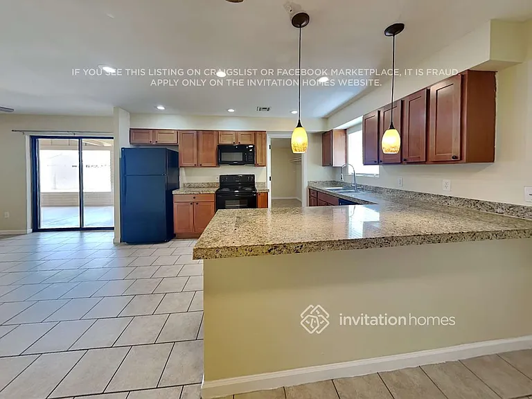 2911 W Laurel Ln — Photo 5