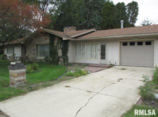 1632 Eastmere Dr, Davenport, IA 52803