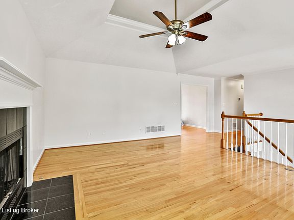 5th image of 3264 Bluegrass Dr
