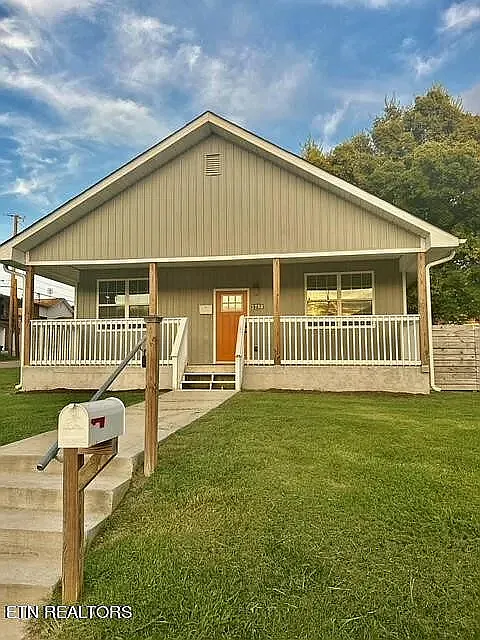 3 bed, 1300 sqft, $2,140 — Photo 1