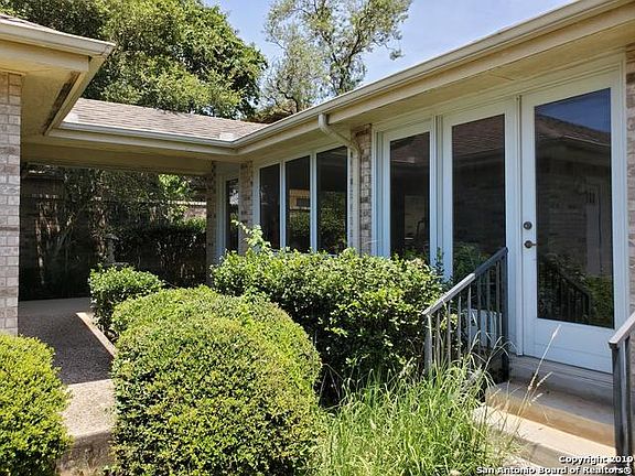 3rd image of 815 Oakwood Blvd