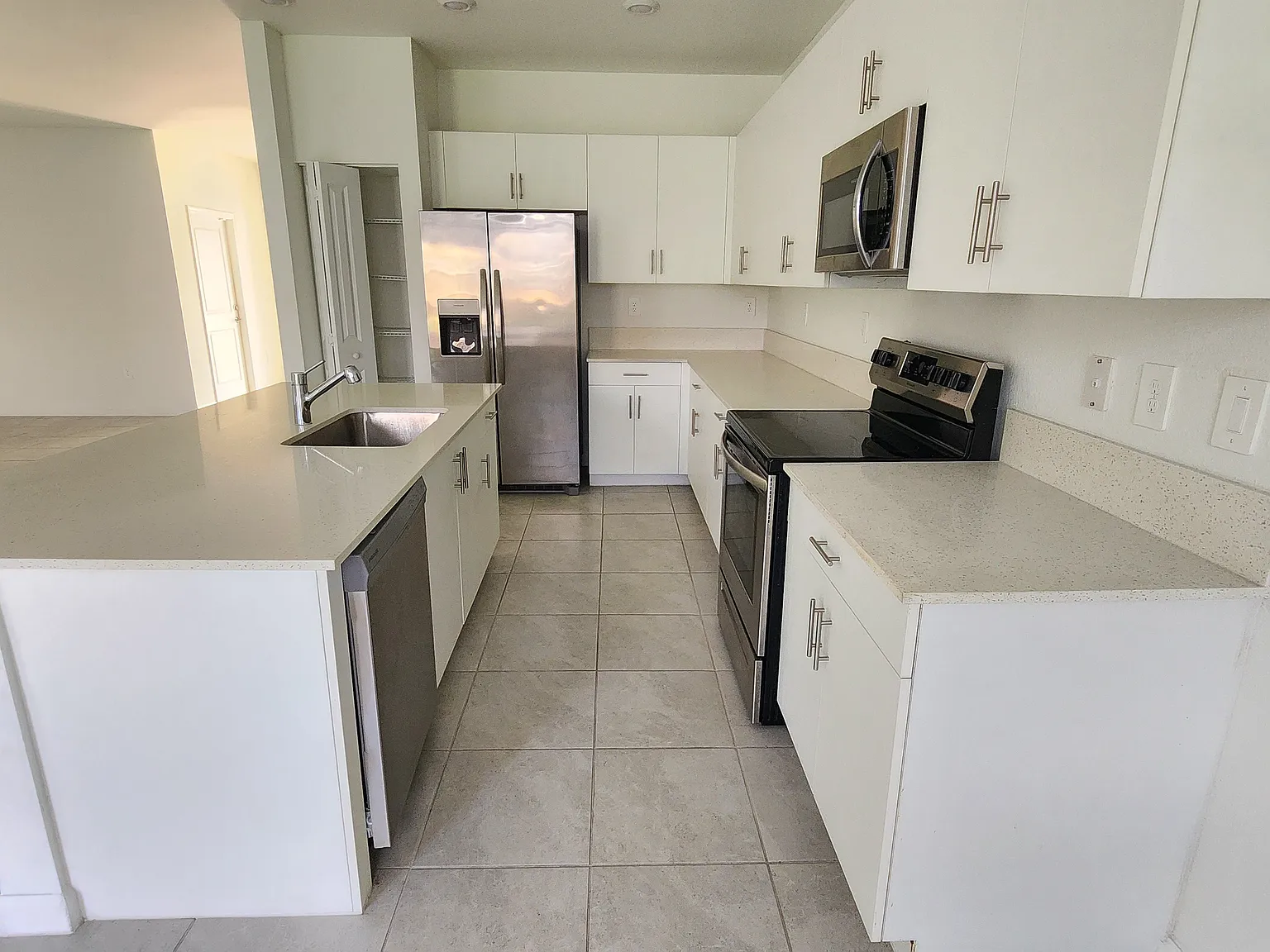 4 bed, 2500 sqft, $3,200 — Photo 2