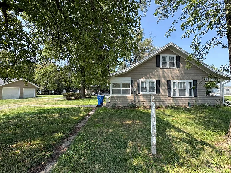 2209 Hawthorne Ave — Photo 4