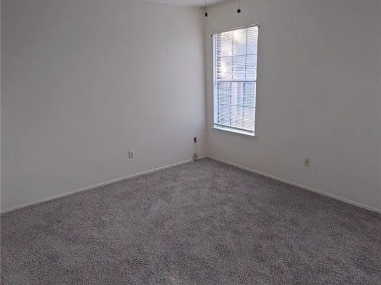 2506 Grasslands Dr — Photo 6