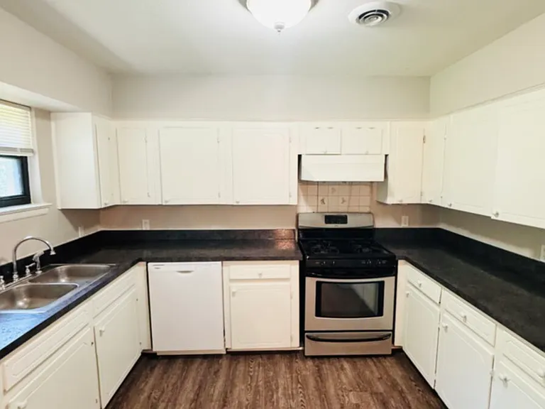 816 Lakeside Dr — Photo 4