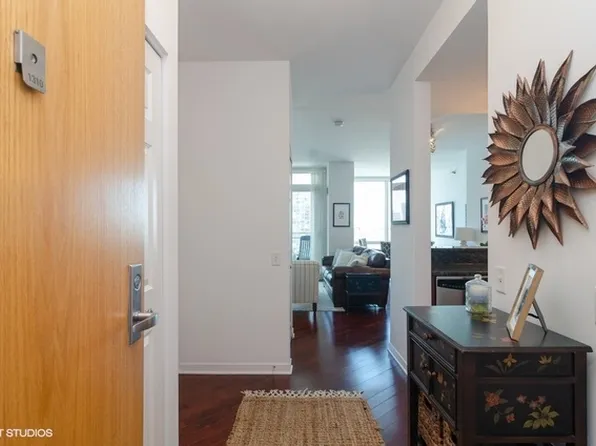 757 N Orleans St #1310, Chicago, IL 60610