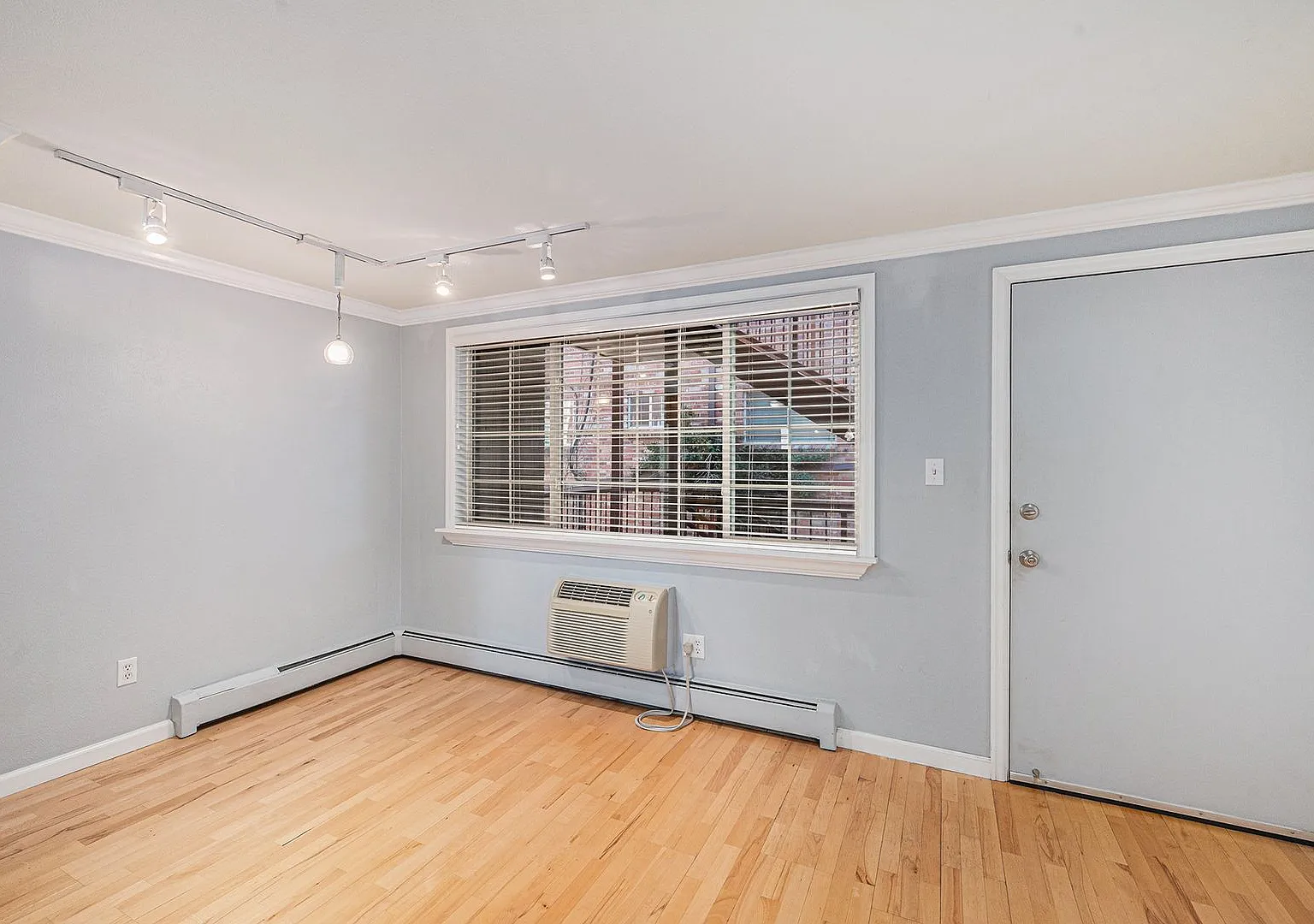 Charming 1-Bedroom Apartment in the Heart of Denver — Photo 4
