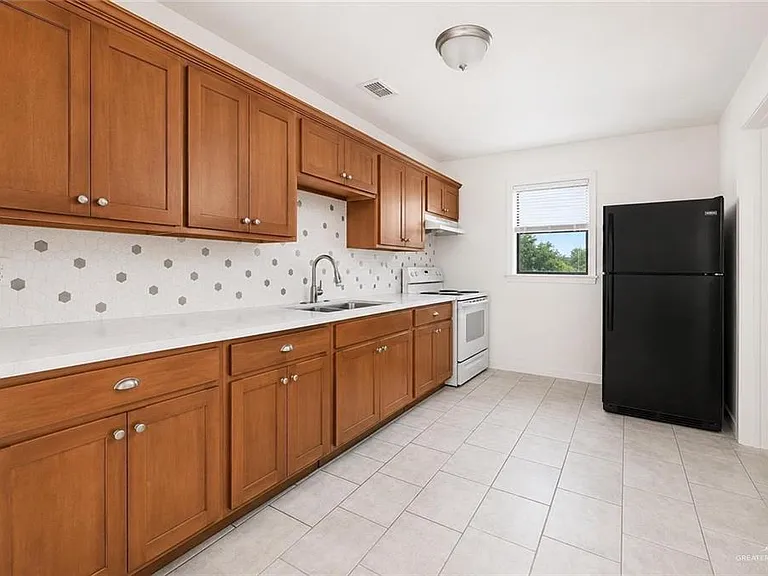 1018 W Smith St — Photo 5
