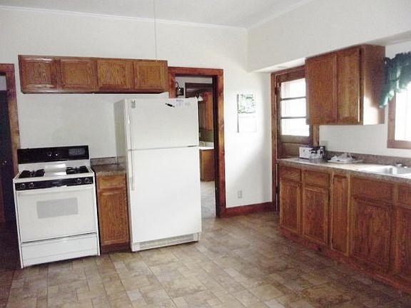 3rd image of 208 E Ann St