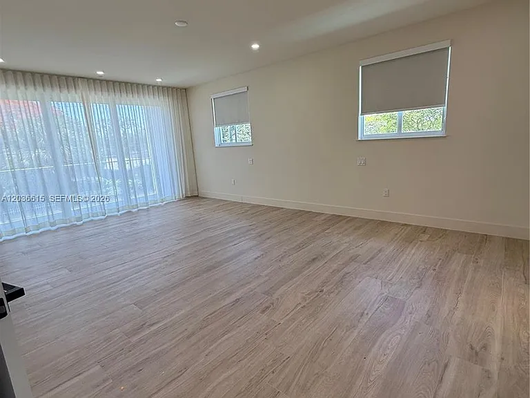 3326 Elizabeth St — Photo 32