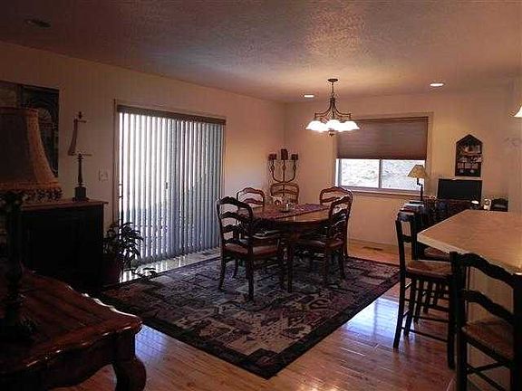 3rd image of 6526 Macarthur Dr