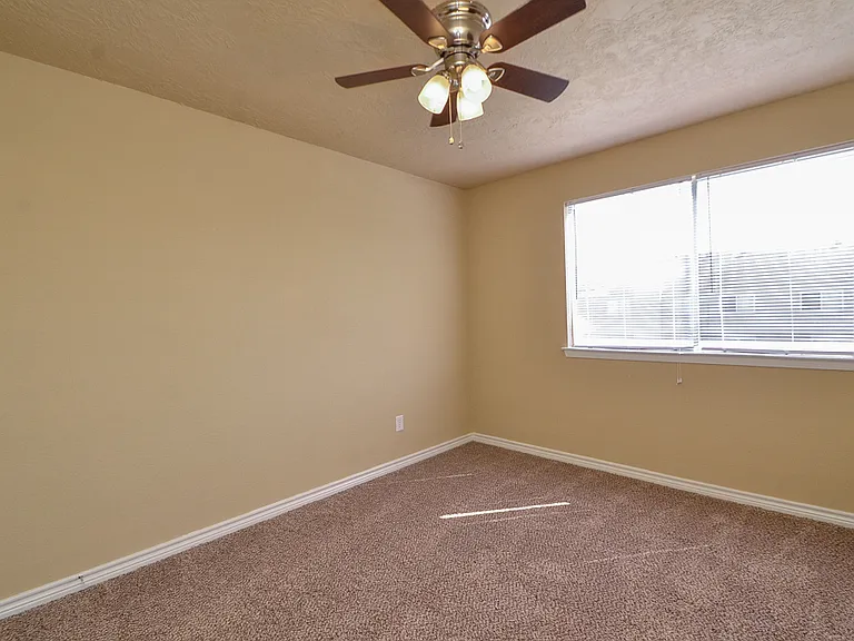 15337 Falmouth Ave — Photo 25