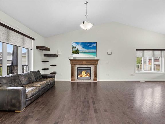 2nd image of 17 W Viceroy Cres