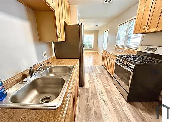 13797 Hendricks Ave — Photo 6
