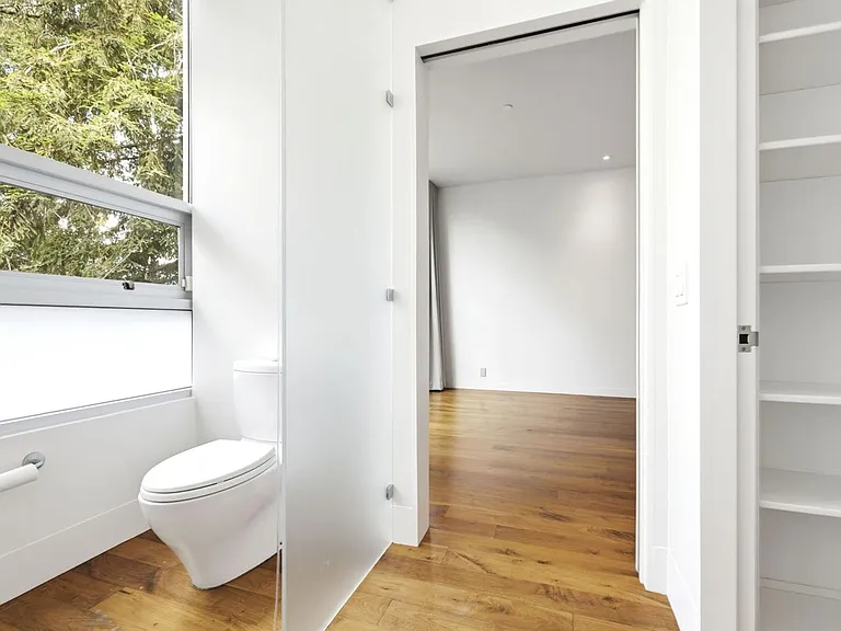 1076 S Van Ness Ave — Photo 41