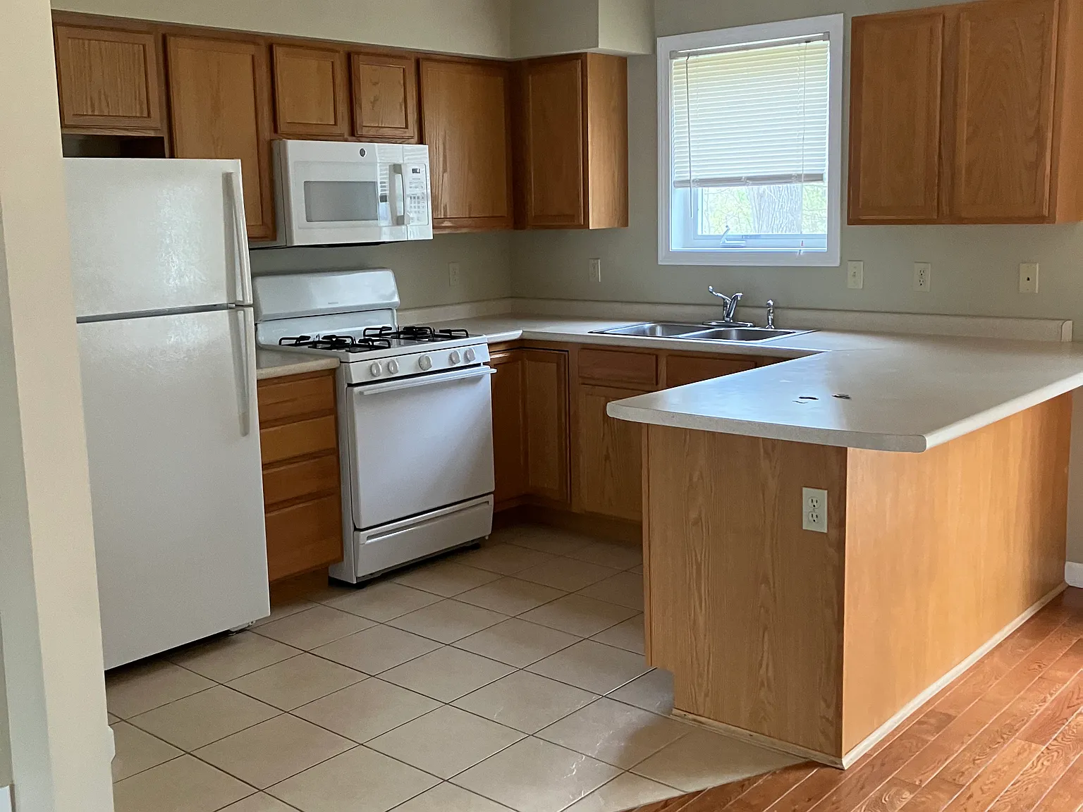2 bed, $2,095 — Photo 2