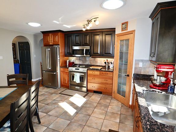 3rd image of 48 Alderwood Cres