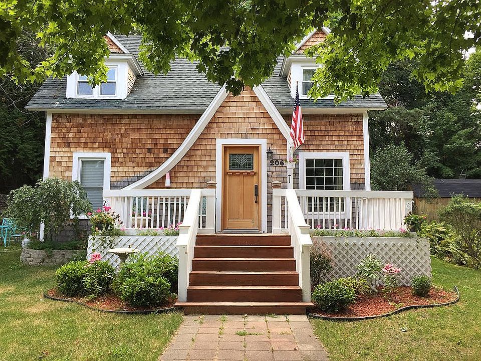 1st image of 206 Waukazoo St