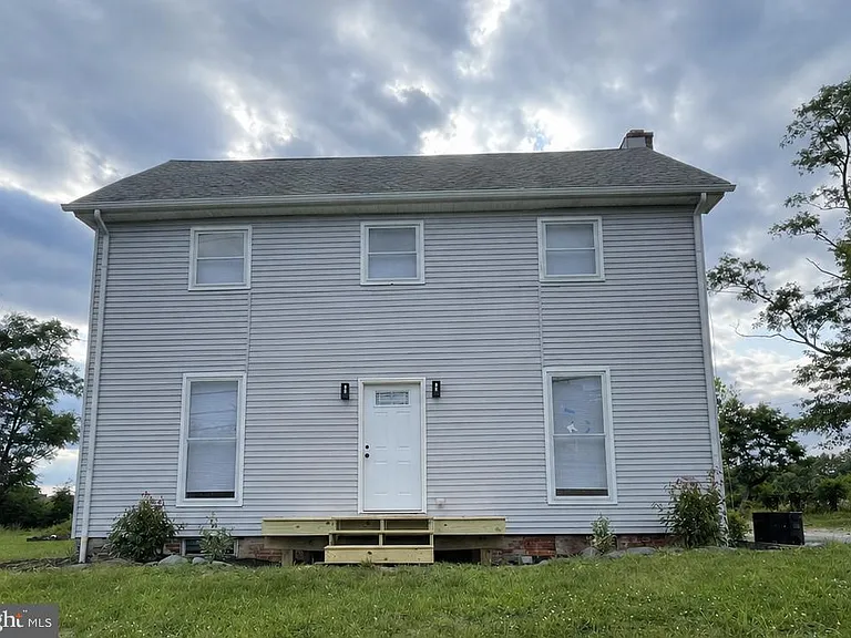 471 Elmwood Rd N — Photo 1