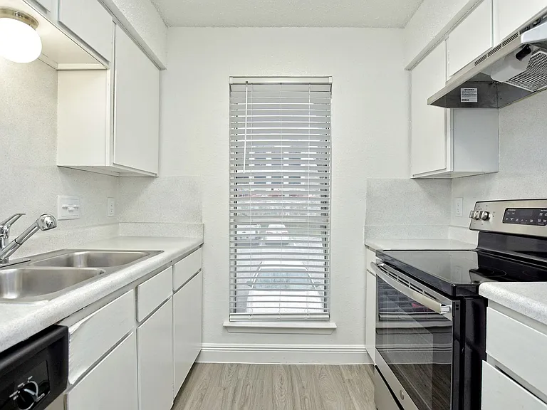 St. Edwards Place Apartments — Photo 33