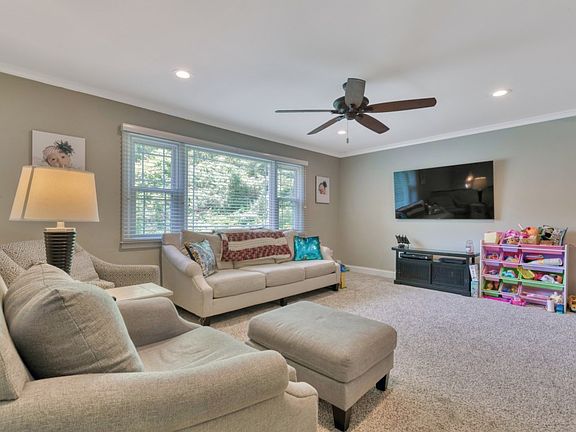 3rd image of 605 Kennedy Ct