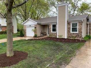 888 Colony Lake Dr, Schaumburg, IL 60194