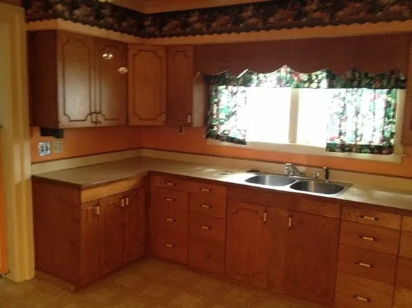 110 N Main St, Russell, PA 16345