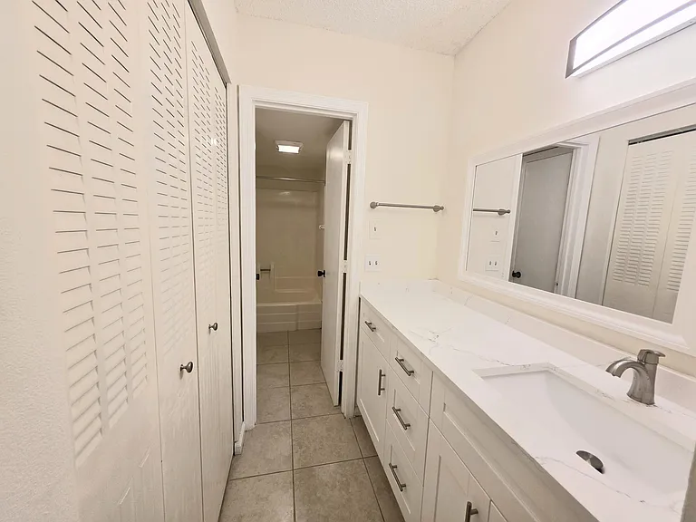 959 SE 2nd Ave #101 — Photo 15