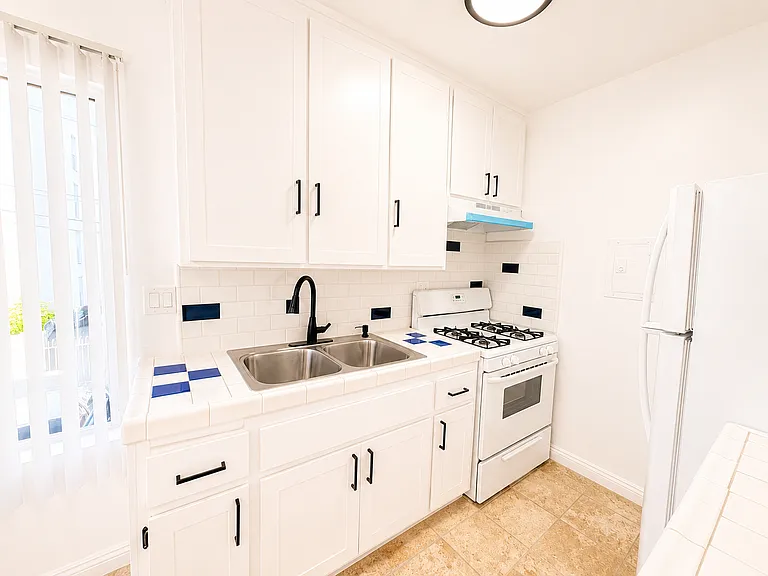 Hollyking Apartments — Photo 41