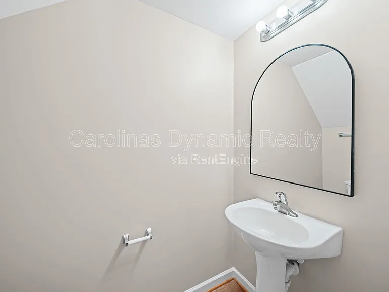 1526 Royal Auburn Ave — Photo 30