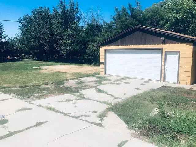 Beautiful home with 2 car garage — Photo 4