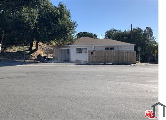 3rd image of 9676 Tujunga Canyon Blvd